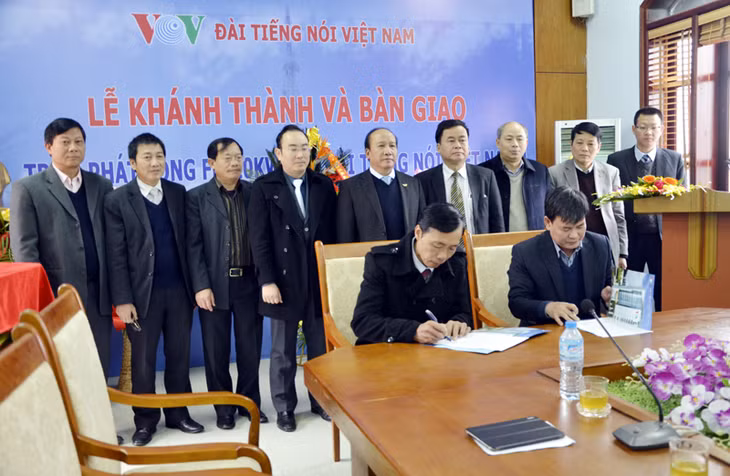 Đài Tiếng nói Việt Nam và UBND huyện Vân Đồn ký kết biên bản bàn giao công trình trạm phát sóng.