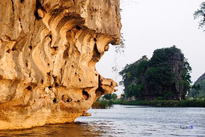 Những khối núi đá vôi bị phong hóa và bào mòn tạo thành nhiều hình thù độc đáo, luôn đem đến cảm giác thích thú cho du khách. Từ 27/2 đến 7/3, đoàn phim Kong: Skull Island sẽ bấm máy tại khu danh thắng Tràng An. Ngày 8/3, tiếp tục quay tại khu Tam Cốc - Bích Động.