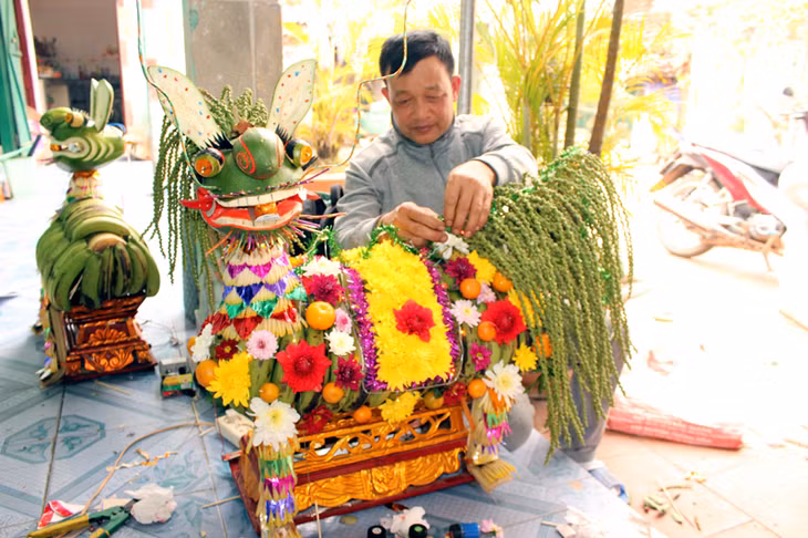 Ông Tám đang kết con Long Mã.