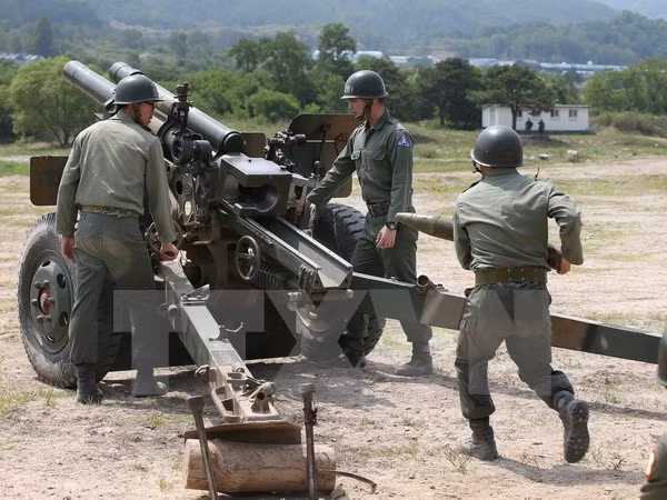Binh sỹ đơn vị pháo binh Hàn Quốc trong cuộc tập trận bắn đạn thật. (Nguồn: Yonhap/TTXVN)