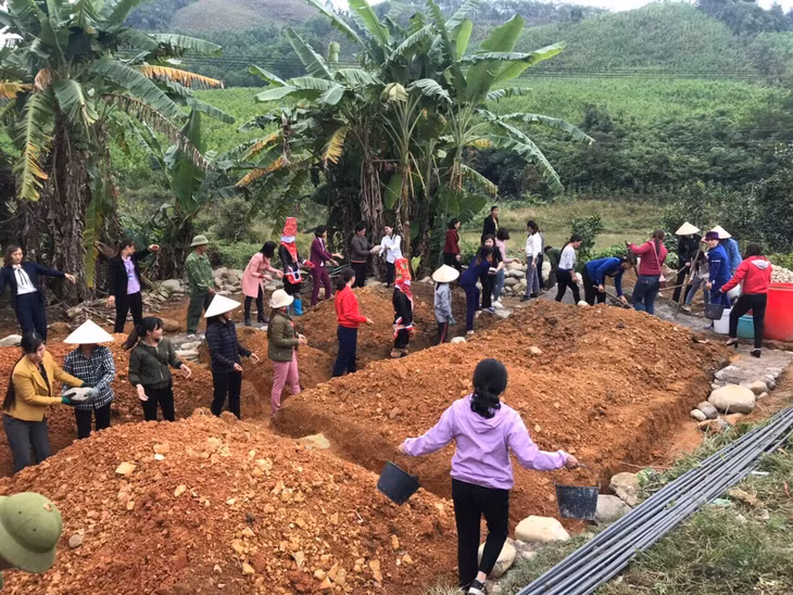 Hội Phun nữ hỗ trợ ngày công xây nhà mái ấm tình thương cho hội phụ nữ nghèo xã Quảng Lâm.
