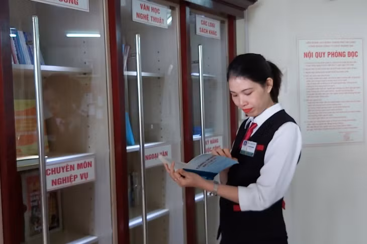 Tủ sách pháp luật Công đoàn Công ty CP Quốc tế Hoàng Gia được bố trí ở vị trí thuận lợi để NLĐ có thể tìm đọc trong giờ giải lao.