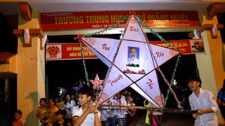 Các em nhỏ hào hứng tham gia rước đèn.