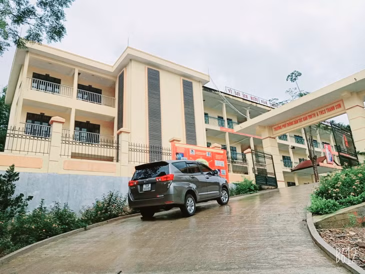 Trong xây dựng NTM, hệ thống điện, đường, trường, trạm... luôn được huyện Ba Chẽ qua tâm ưu tiên đầu tư. Trong ảnh: Khu bán trú trường PTDTBT Tiểu học và THCS Thanh Sơn vừa được hoàn thành đưa vào sử dụng.