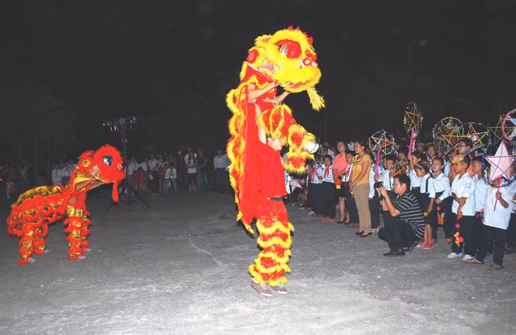 Chương trình Trung thu được Thành đoàn Cẩm Phả phối hợp với một số ban, ngành trên địa bàn tổ chức tại xã Cẩm Hải (TP Cẩm Phả).