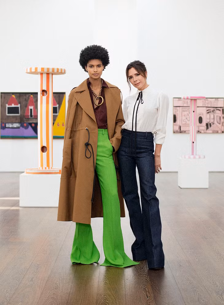 Người mẫu diện thiết kế Xuân Hè 2021 của Victoria Beckham (phải) ở phòng trưng bày tại London. Ảnh: WWD.