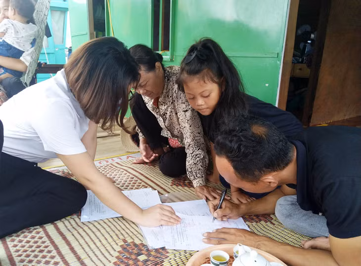 Cán bộ Trung tâm TGPL tỉnh hướng dẫn anh Nguyễn Văn Toàn