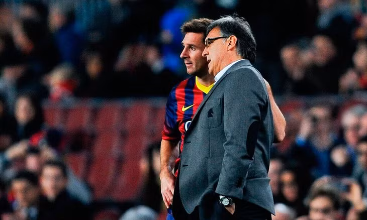 HLV Martino từng không được lòng Messi ở Barca. Ảnh: FCBN
