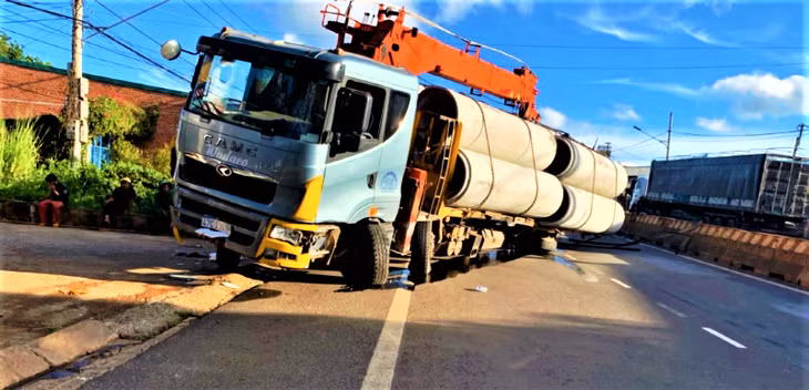 Chiếc xe cẩu sau khi gây tai nạn đứng chắn ngang phần đường gây ách tắc giao thông.