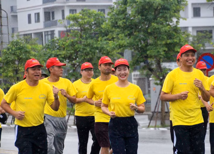 ... với gương mặt rạng rỡ nụ cười.