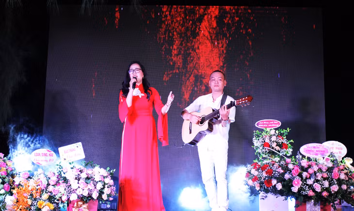 Ca sĩ Hồng Hạnh hát tại chương trình.