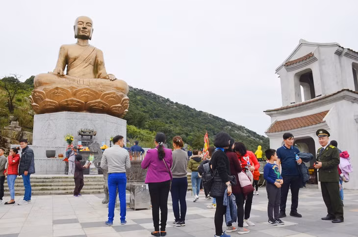 u khách tham quan tại khu vực tượng đài Phật hoàng Trần Nhân Tông (Khu di tích quốc gia đặc biệt Yên Tử).