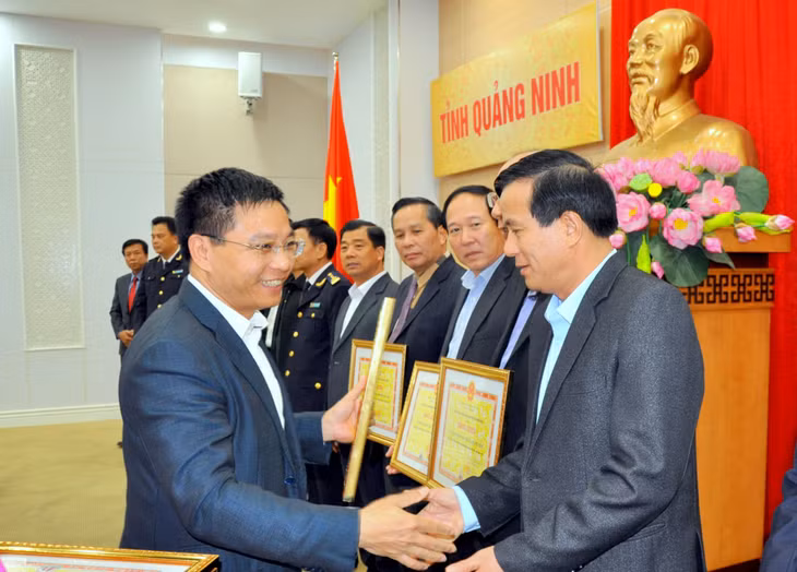 Chủ tịch UBND tỉnh Nguyễn Văn Thắng tặng Bằng khen của UBND tỉnh cho các tập thể, cá nhân có thành tích xuất sắc trong công tác thu ngân sách nhà nước năm 2019.
