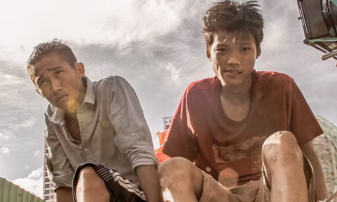 Trần Anh Khoa - vai Ròm (phải) và Anh Tú Wilson - vai Phúc - hai đối thủ làm nghề "cò" đề trong phim. Ảnh: Hồng Ngân.