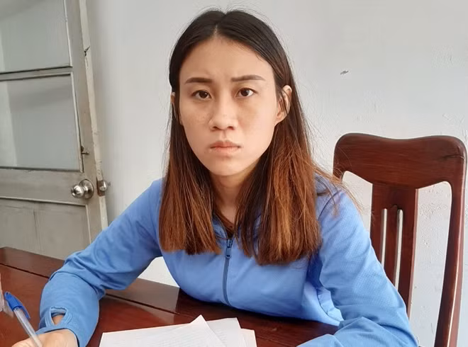 Khi bà Thúy liên lạc, Quyền vẫn sắm vai “chị Lanh” hứa hẹn làm giúp “sổ đỏ” nhưng phải chi tiền “lót tay” cho một số cán bộ chức trách.