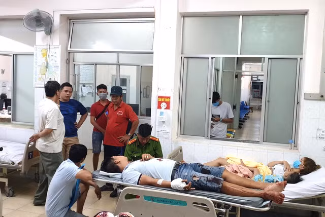 Lực lượng chức năng lấy lời khai nạn nhân tại bệnh viện.