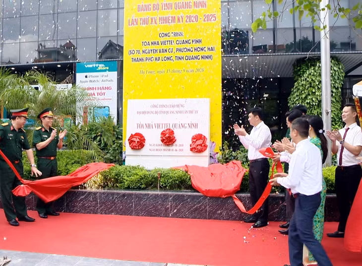 Các vị đại biểu dự lễ gắn biển công trình chào mừng Đại hội Đảng bộ tỉnh lần thứ XV.