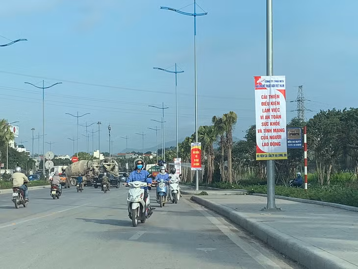 Người dân đi ngược chiều thành đoàn. Ảnh chụp ngày 10/9