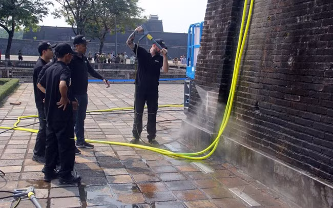 Chuyên gia Đức hỗ trợ thực hiện Dự án làm sạch Ngọ Môn, Đại nội Huế. Ảnh: Sở Du lịch Thừa Thiên Huế
