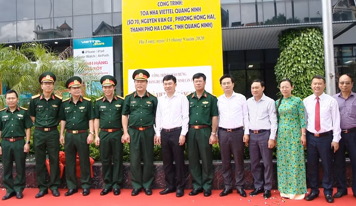 Các đại biểu dự lễ gắn biển công trình