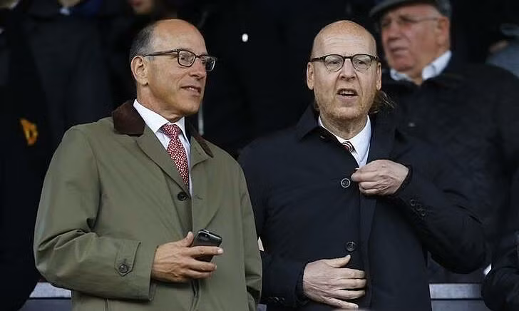 Joel và Avram Glazer (từ trái sang) - đồng sở hữu Man Utd. Ảnh: Reuters