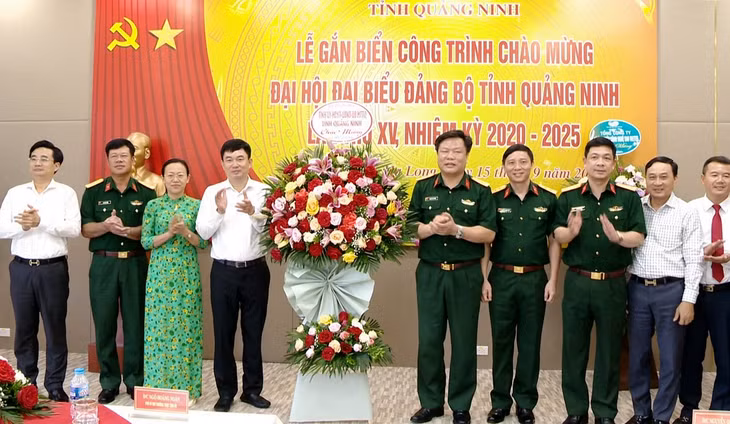 trao bằng khen của UBND tỉnh cho các đơn vị, cá nhân có thành tích xuất sắc trong thực hiện công trình.