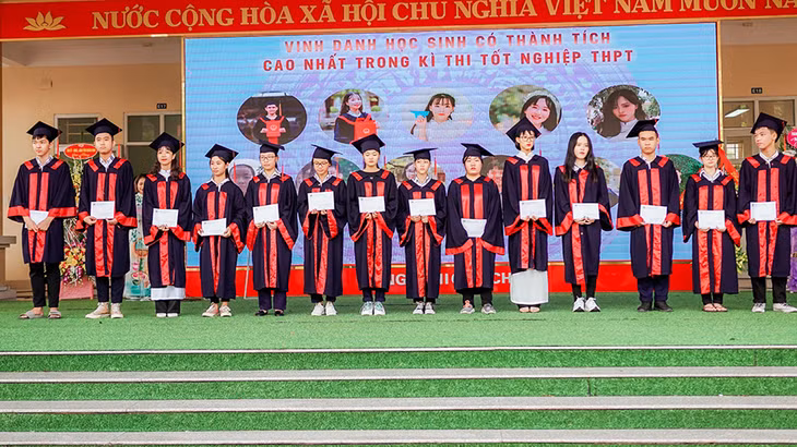 Học sinh Trường THPT Uông Bí đạt điểm cao được khen thưởng trong lễ khai giảng năm học 2020 - 2021.