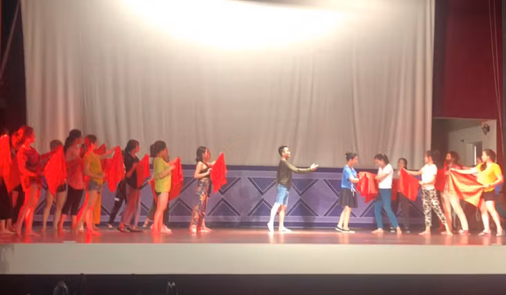 Các nghệ sĩ, diễn viên Đoàn nghệ thuật Quảng Ninh đang tập luyện cho chương trình nghệ thuật “Quảng Ninh - Trọn niềm tin dâng Đảng”. Ảnh do đơn vị cung cấp.