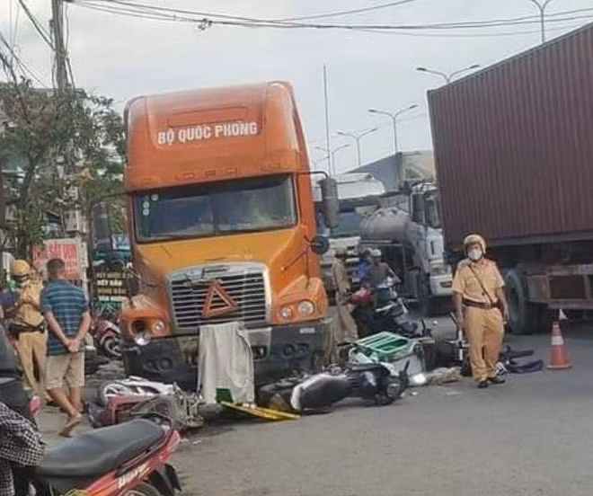 Hiện trường vụ tai nạn liên hoàn do lái xe đầu kéo có nồng độ cồn cao gây ra.