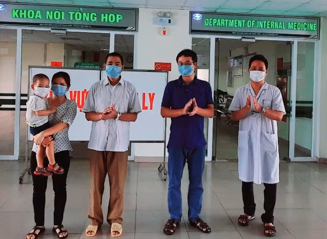 BN793 (thứ 2 từ trái sang) tại buổi lễ công bố khỏi bệnh trưa 22/9.