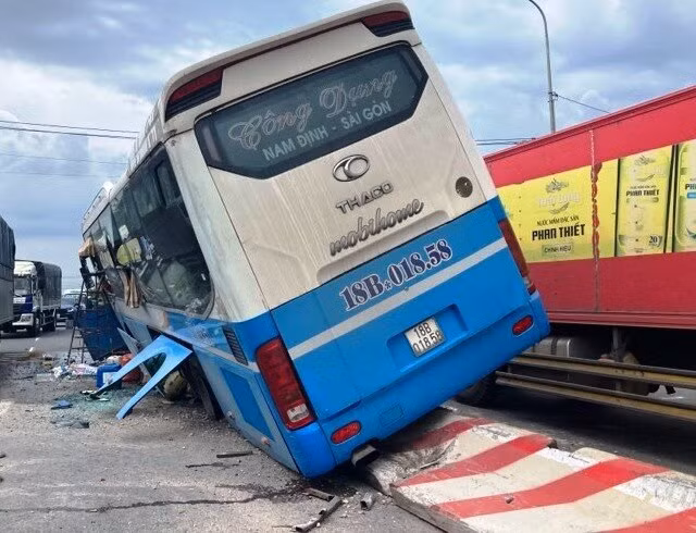 Hiện trường vụ tai nạn kinh hoàng trên QL1.