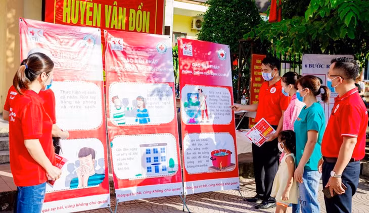 Cùng với HMTN, các bộ Hội CTĐ huyện Vân Đồn còn hướng dẫn tuyên truyền cho người dân về công tác phòng, chống dịch Covid-19 đảm bảo an toàn hiệu quả.