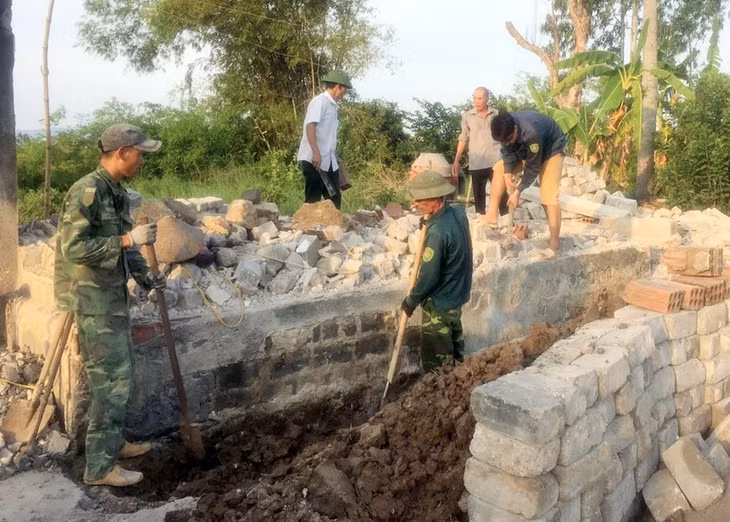 Thi công xây dựng nhà ở cho hộ gia đình ông Bùi Công Hợp, ở khu 6, phường Nam Hòa (TX Quảng Yên), tháng 7/2020.