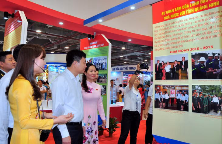 Các vị đại biểu đến thăm không gian trưng bày các thành tựu kinh tế - xã hội của tỉnh Quảng Ninh.