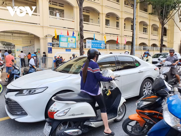 Người dân lưu thông đường rất khó khăn, tại trước cổng trường học Mạc Đỉnh Chi trong giờ tan học.