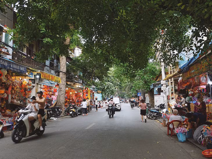 Theo các tiểu thương, ngày xưa, vào dịp rằm tháng 8 chỉ có ở phố này bán đồ chơi trung thu. Nhưng bây giờ các mặt hàng được chuyển đi bán khắp nơi, khách chỉ cần ra đầu ngõ là có thể mua, không cần lên tận Hàng Mã. 