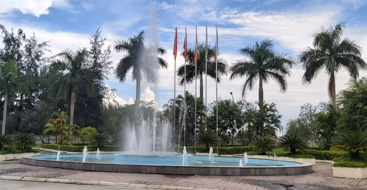 Tiểu cảnh đài phun nước trong khuôn viên.