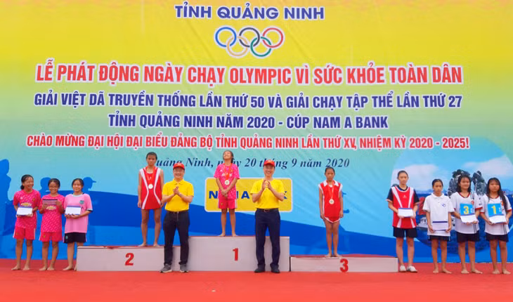 ác giả nữ trẻ, trao cúp đoàn trẻ và toàn đoàn