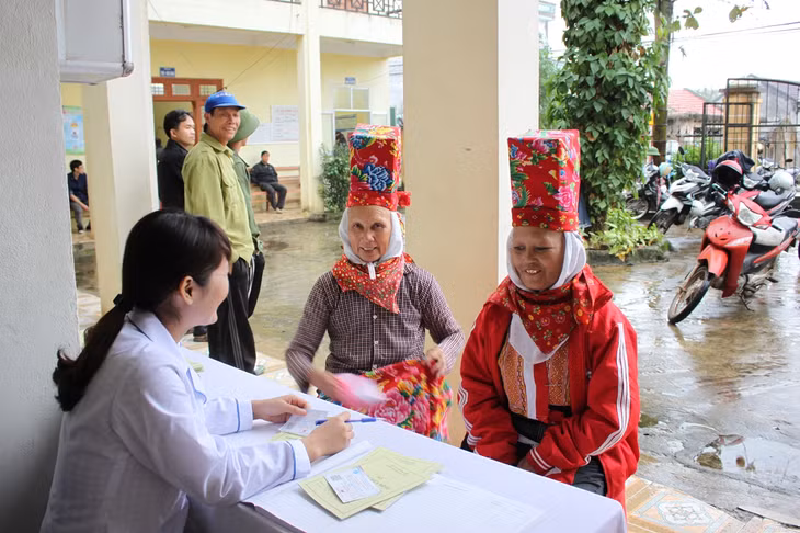 Không chỉ làm tốt công tác chuyên môn tại đơn vị, Bệnh viện Đa khoa tỉnh còn tích cực tổ chức khám chữa bệnh lưu động cho người dân ở vùng sâu, vùng xa còn nhiều khó khăn của tỉnh.