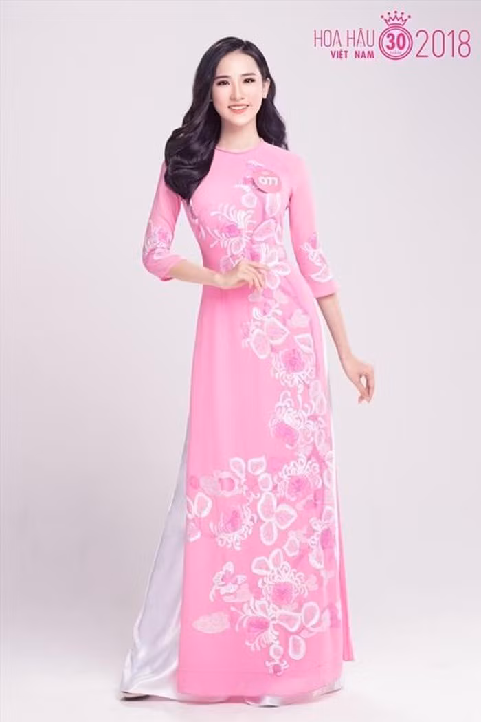 Cẩm Nhi dịu dàng vớiu áo dài. Ảnh: SV