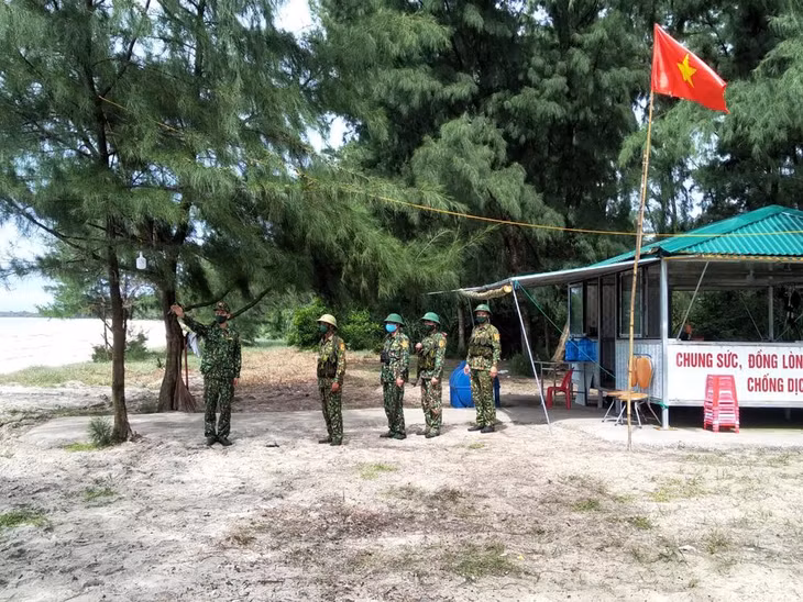 Những ngày này, các cán bộ, chiến sỹ Đồn Biên phòng Trà Cổ ngày đêm tuần tra, canh gác bảo vệ biên giới.