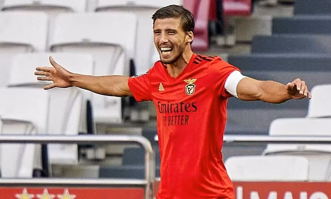 Man City lại phải chi đậm để gia cố hàng thủ, với trung vệ Ruben Dias. Ảnh: Reuters