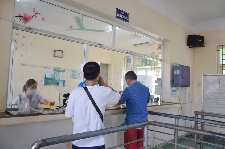 Người bệnh uống thuốc Methadone tại cơ sở điều trị Methadone TP Hạ Long.