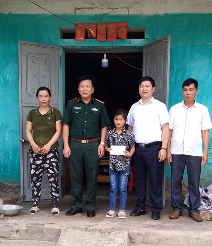 Ban chỉ huy Quân sự huyện Đầm Hà cùng với chính quyền địa phương trao quà hỗ trợ trẻ em có hoàn cảnh khó khăn trên địa bàn.