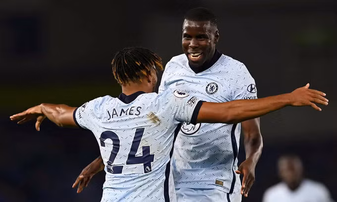 Kurt Zouma (phải) mừng bàn ấn định tỷ số 3-1 cùng đồng đội Reece James. Ảnh: CFC.