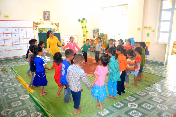 Giờ chơi của cô và trò Trường Mầm non Quảng Lợi, xã Quảng Tân, huyện Đầm Hà.
