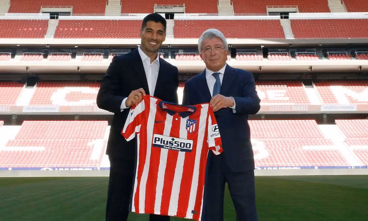Suarez (trái) ra mắt trên sân Wanda Metropolitano hôm 25/9. Tại Atletico, anh tiếp tục mặc áo số 9, do người sở hữu nó mùa trước - Morata - vừa chuyển sang Juventus. Ảnh: Reuters.