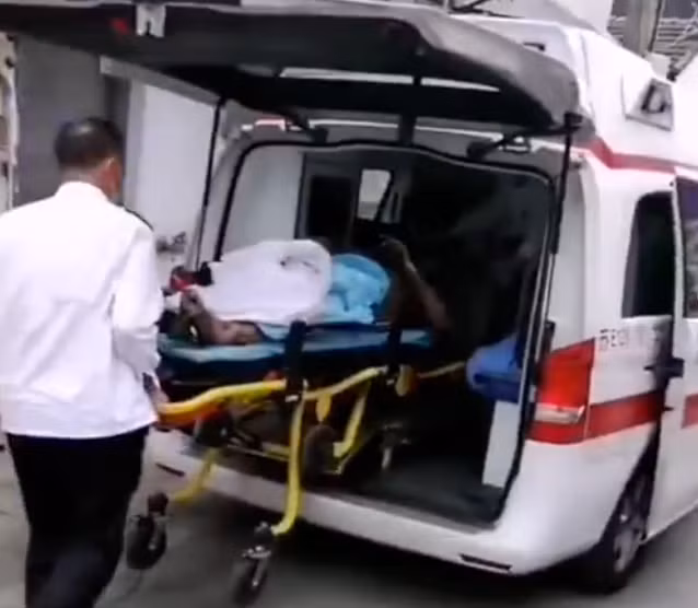 Người giao hàng được đưa đến bệnh viện ngay sau khi vụ nổ xảy ra. Ảnh: Redian.