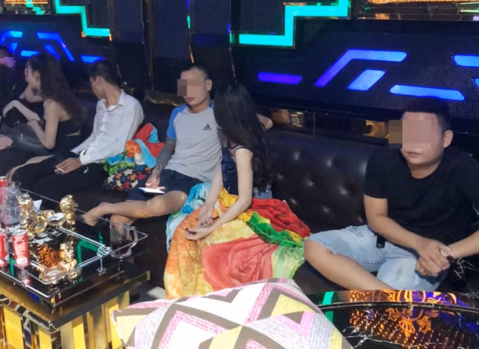 Khách được cung cấp gối, chăn để nghỉ ngay trên ghế. Ảnh: Công an cung cấp.