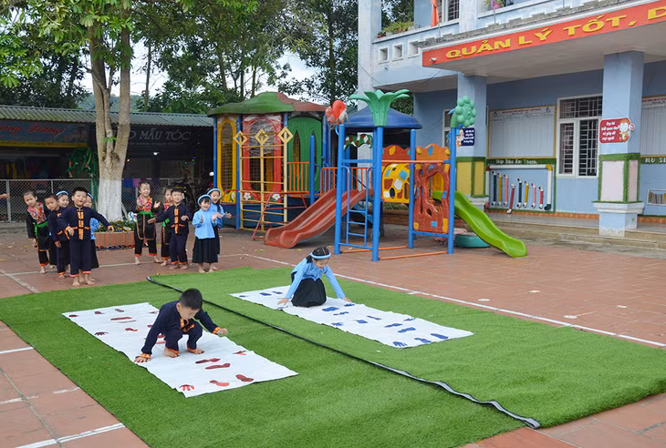 Trẻ mầm non Trường Mầm non Đồn Đạc, xã Đồn Đạc, huyện Ba Chẽ chơi trò chơi vận động, nâng cao thể chất.